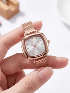 Detailansicht einer roségoldenen quadratischen Quarzuhr mit minimalistischem Zifferblatt