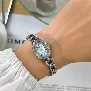 Elegante silberne ovale Quarzuhr mit römischen Ziffern und Kristalllünette für Damen