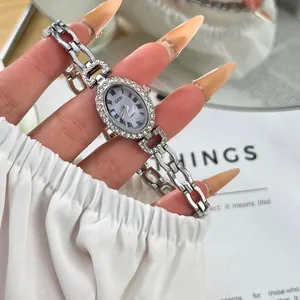 GEDI Vintage-Quarzuhr mit ovalem Gehäuse, römischen Ziffern und diamantbesetztem Band.