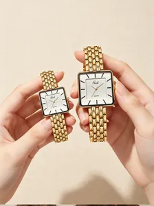 Vista detallada de dos relojes de cuarzo cuadrados Gedi vintage con correas de acero dorado