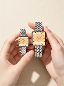Primer plano de elegantes relojes de cuarzo cuadrados Gedi en dos tamaños en la mano