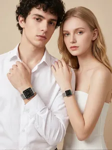 Primer plano de una pareja con relojes de cuarzo Guou cuadrados con correa de acero.
