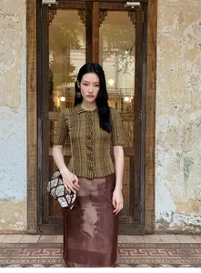 Elegante gonna midi a trapezio con stampa marrone e top a quadri verdi per donna stile retrò