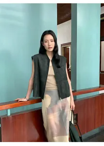 Modella che indossa un gilet scamosciato verde scuro a collo alto stile Maillard