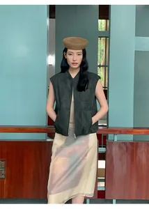 Elegante gilet in pelle scamosciata verde scuro da donna in stile chic minimalista