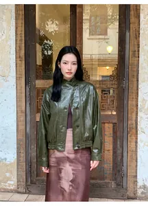 Vista intera di una modella con gonna a trapezio in rete con stampa astratta malva