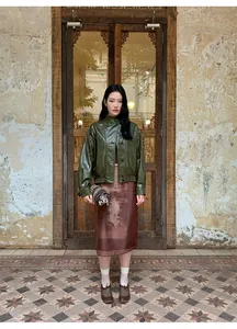 Modella indossa una gonna svasata in tulle marrone a vita alta con stampa vintage chic