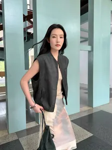 Elegante gilet scamosciato grigio scuro con collo alto per abbigliamento a strati autunnale