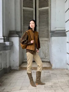 Elegante gilet da donna in camoscio stile Maillard per look autunnali a strati chic