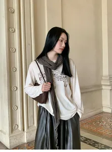 Mujer con camiseta de manga larga de algodón tencel con bufanda y bolso de hombro