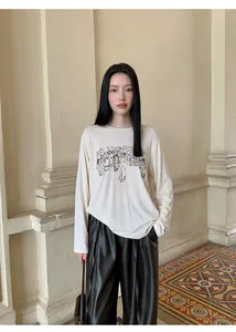 Camiseta de manga larga de algodón tencel con cuello redondo y bordado gráfico minimalista