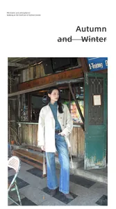 Jean vintage à taille haute et jambe large porté avec une veste en décor rétro.