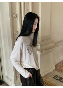 Camiseta de manga larga de algodón tencel premium con bordado elegante y ajuste relajado