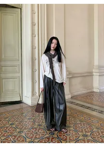 Modelo con una camiseta de manga larga bordada de algodón Tencel de corte holgado.