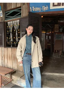 Mannequin en jean rétro à taille haute et veste beige à l'extérieur