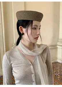 Elegante Koreaanse gebreide top met V-hals en verfijnd detail van mesh-strikje