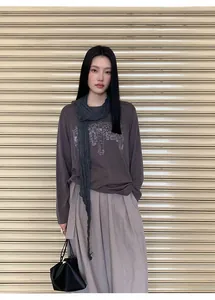 Camiseta informal de manga larga con bufanda plisada a juego y detalles bordados artísticos