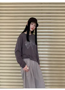 Camiseta de manga larga gris oscuro de corte holgado con bordado gráfico blanco artístico
