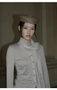 Elegante gebreide top met V-hals en transparant mesh-lint voor een verfijnde look.