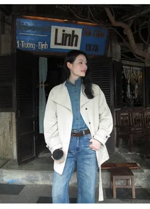 Mannequin portant un jean en denim bleu délavé à taille haute de style rétro vintage.