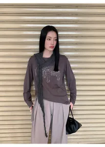 Elegante camiseta de manga larga de algodón Tencel con bordado y bufanda a juego.