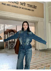 Mannequin asiatique portant un jean denim vintage taille haute dans un couloir de musée