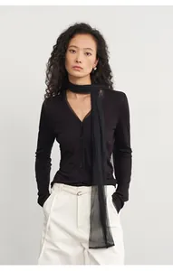 Elegante zwarte gebreide top met V-hals en verfijnd mesh sjaaldetail voor dames kleding
