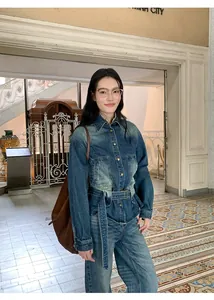 Femme portant un jean vintage délavé à taille haute dans une salle architecturale