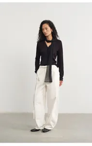 Elegante zwarte gebreide top met V-hals en chique detail van transparante mesh sjaal.