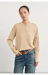 Vue complète d'un mannequin portant un jean vintage bleu à taille haute délavé