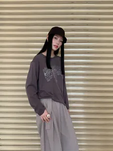 Camiseta de manga larga de algodón Tencel con bordado gráfico blanco estilo relajado