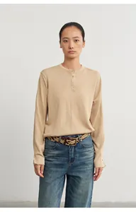 Vue frontale d'un mannequin portant un jean bleu délavé vintage à taille haute