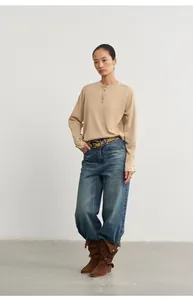 Vue complète d'un jean en denim à taille haute et jambe large délavé vintage sur mannequin