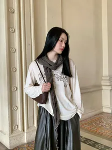 Camiseta chic de algodón tencel bordada de manga larga con bufanda marrón a juego