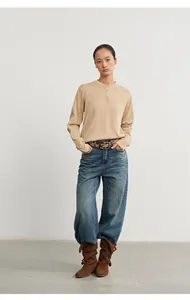 Vue complète d'un jean en denim délavé vintage à taille haute et jambe large sur mannequin
