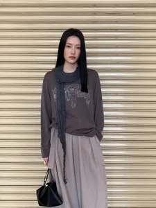 Camiseta holgada de algodón Tencel de manga larga con bordado y bufanda delgada
