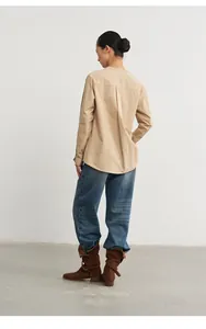 Vue arrière d'un mannequin portant un jean en denim sergé délavé à taille haute.