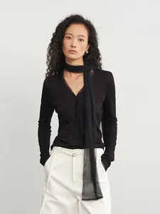 Elegante gebreide top met V-hals en mesh sjaaldetail voor een chique herfstlook.