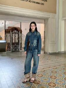 Jean denim slim taille haute délavé rétro pour femme, style vintage.