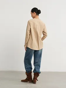 Jean rétro délavé taille haute pour femme coupe ajustée présenté en vue de dos élégante
