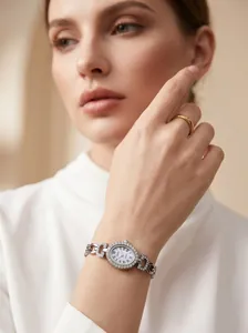 Gros plan d'une montre argentée GEDI avec lunette en cristal et cadran romain au poignet