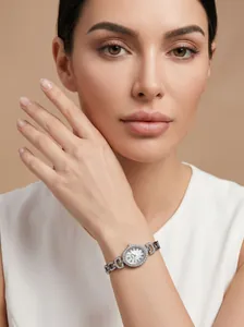 Vue détaillée de la montre ovale GEDI argentée avec diamants et cadran romain sur mannequin