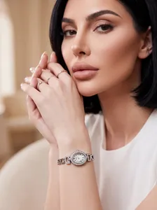 Gros plan d'une montre ovale GEDI élégante avec strass et chiffres romains au poignet.