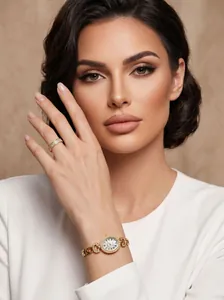 Gros plan sur mannequin portant montre GEDI dorée à strass et bague sertie assortie