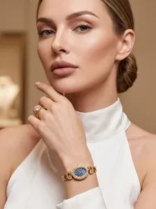 Détail d'une élégante montre bracelet GEDI dorée avec cadran bleu et strass sur mannequin femme