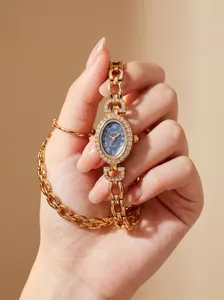 Gros plan sur l'élégante montre à quartz ovale GEDI avec cadran bleu et bracelet à maillons d'or