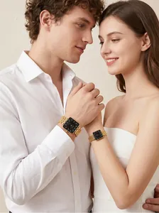 Foto de estilo de vida de pareja con elegantes relojes cuadrados y brazaletes dorados