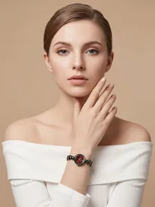 Primer plano del reloj GEDI retro redondo para mujer con correa de perlas negras