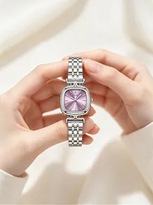 Primer plano del reloj GEDI para mujer con esfera violeta y correa de acero plateado