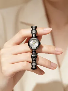 Primer plano detallado del reloj GEDI vintage con esfera redonda y cadena de bolas negras